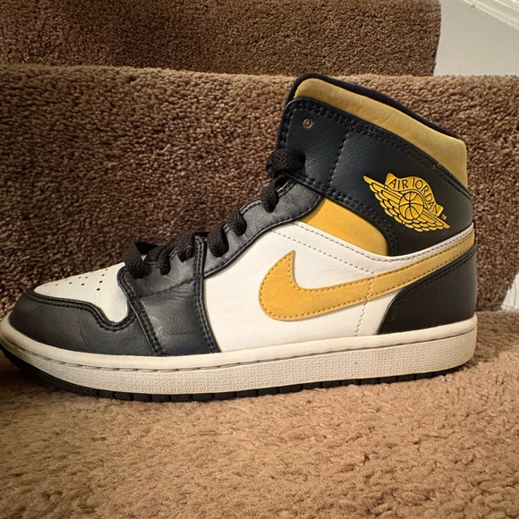 AIR JORDAN 1 MID “POLLEN/BLACK/WHITE" - Picture 1 of 13